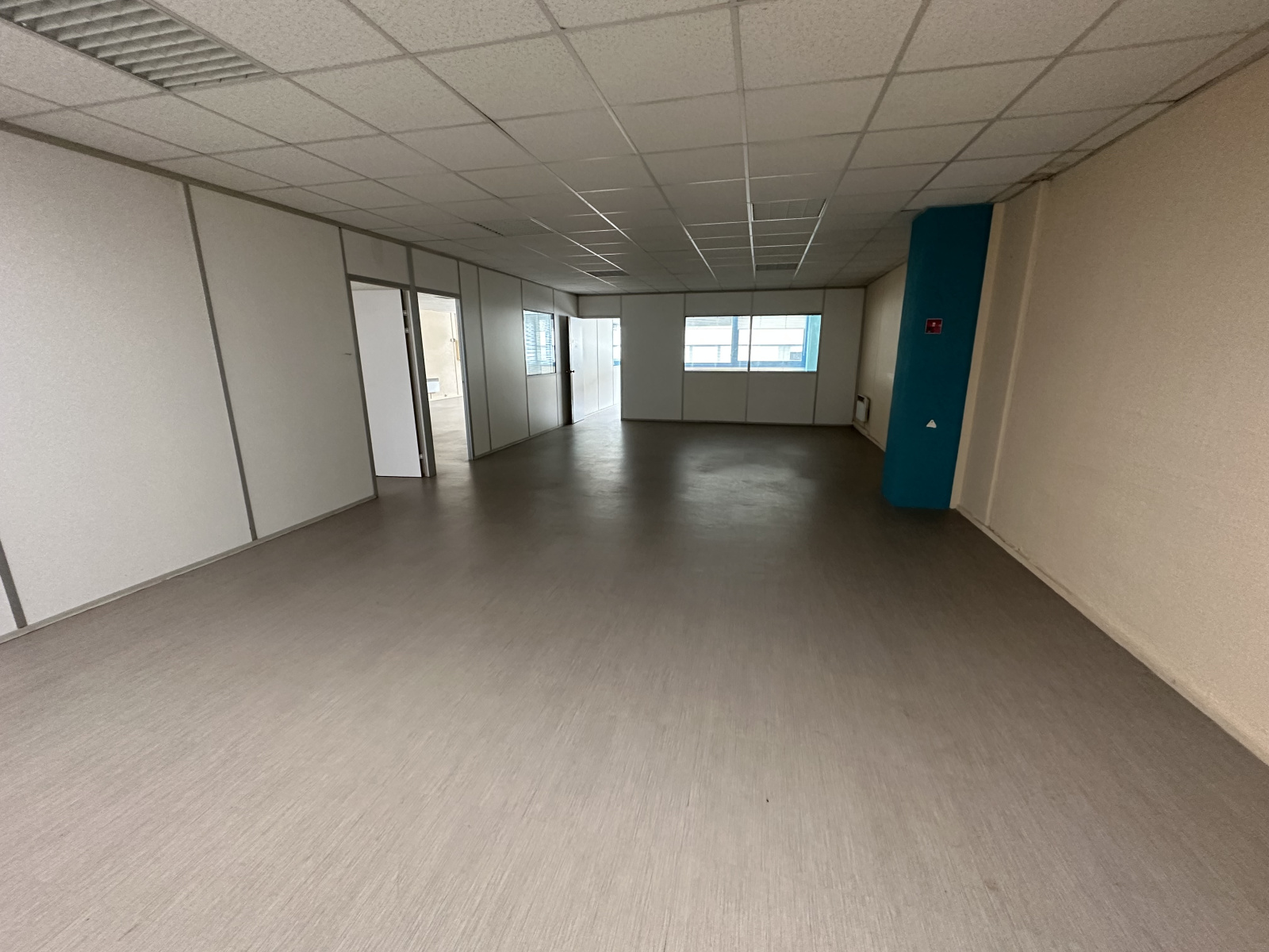 Image_6, Bureaux, Carros, ref :618